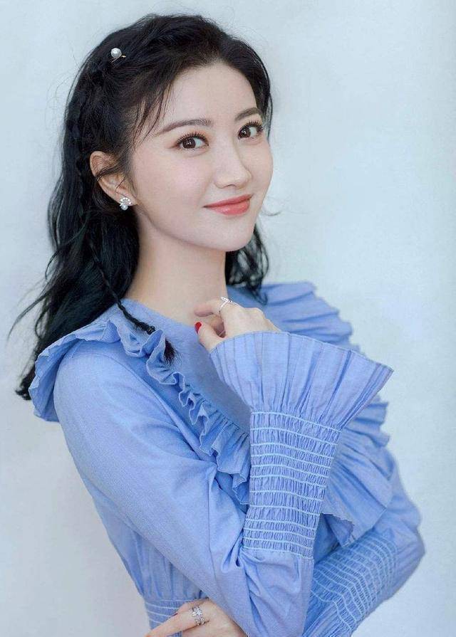 看杨幂,宋茜,倪妮,演绎清新甜美蓝色系_造型_时尚_马尾