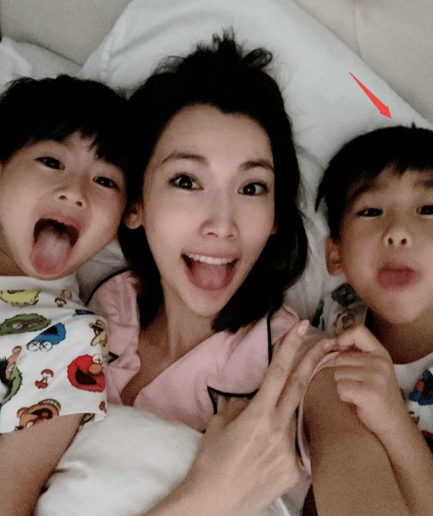 林志颖高调示爱老婆,陈若仪脸上长肉更好看,获赞是贤妻良母面相_儿子