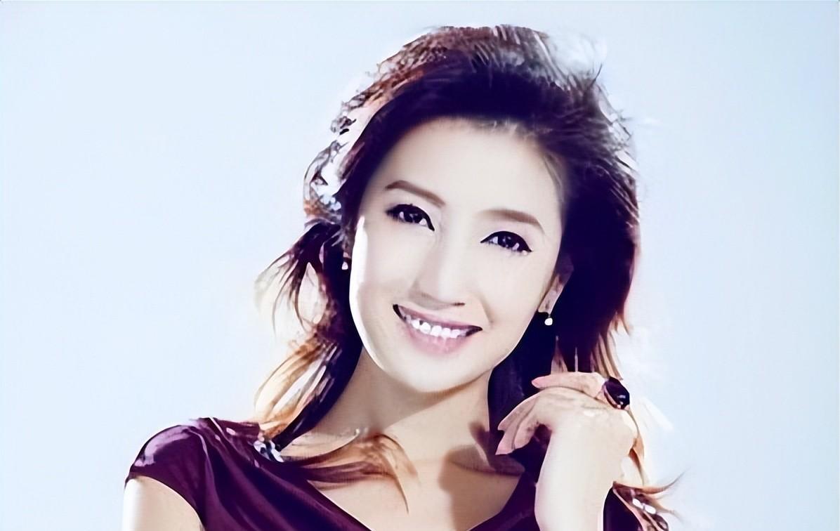 春妮23岁与蒋虎结婚,38岁与郭德纲传绯闻,40岁嫁给央视"名嘴"_刚强