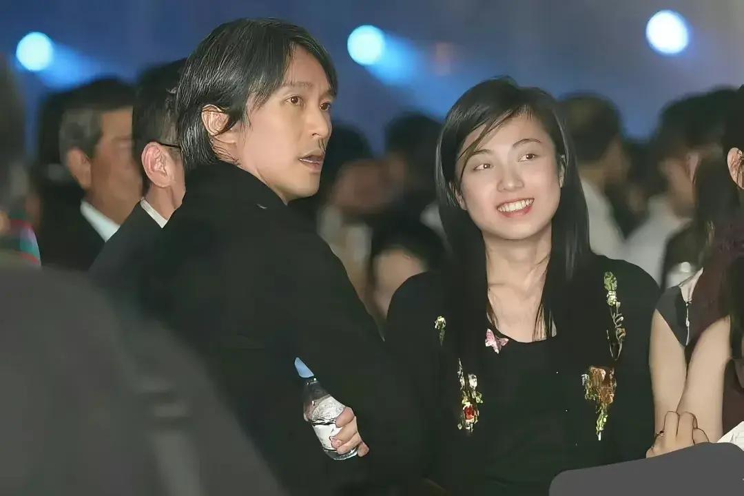 甘比采访周星驰,与他成了好友加上之前甘比在许家印和恒大项目上,给