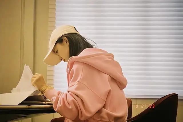 赵丽颖最新工作日常照曝光,素颜出镜穿粉色卫衣乖巧可人!