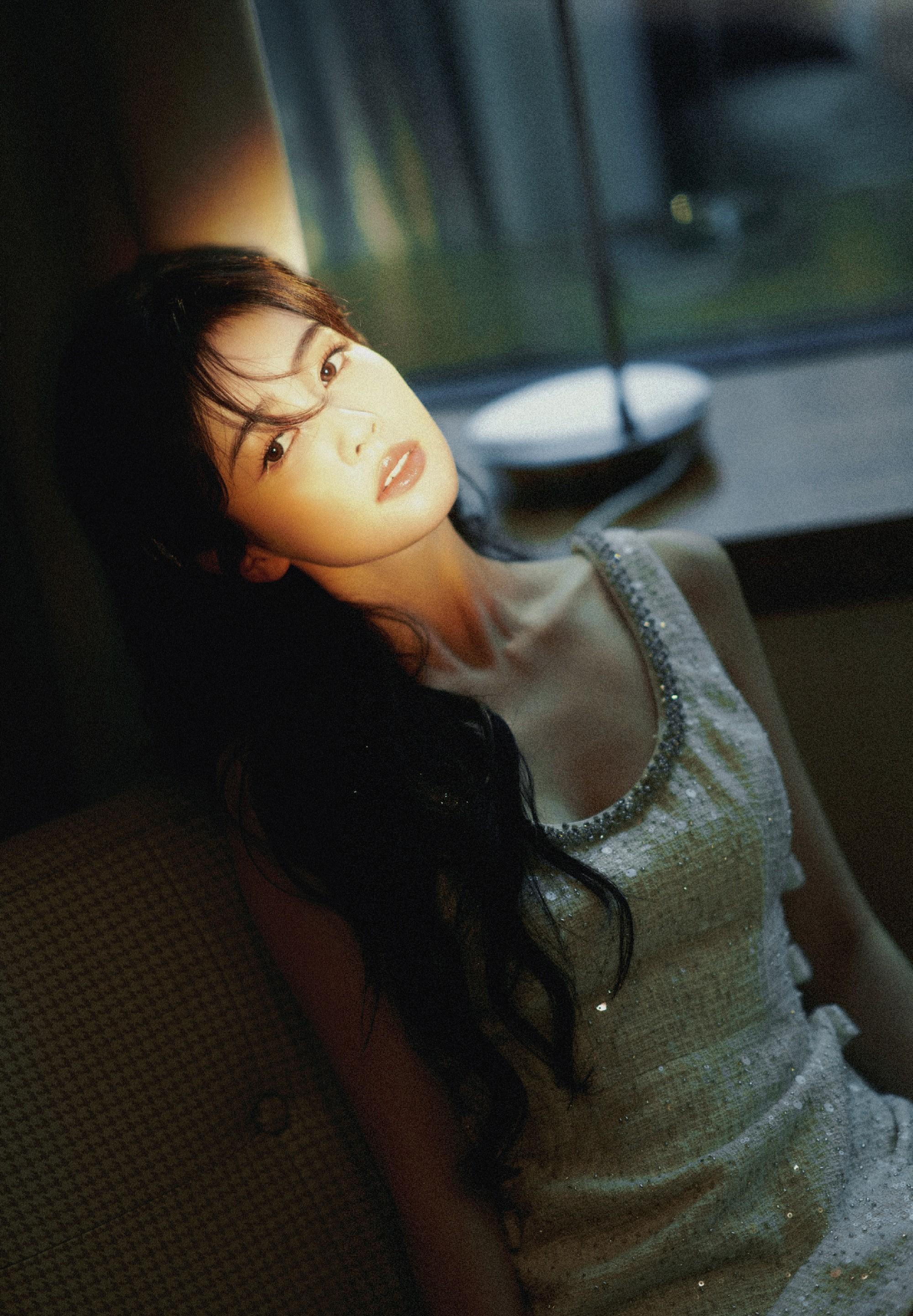 白鹿穿裤裙出镜,昏暗光影中美腿吸睛_活动_魅力_裙子