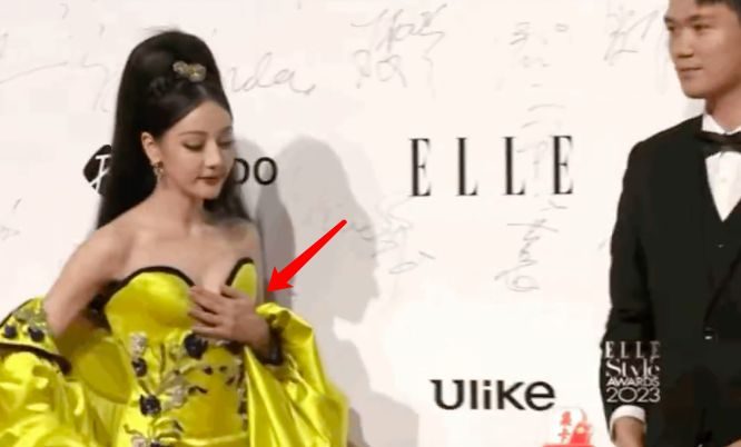 迪丽热巴频繁捂胸的原因曝光!