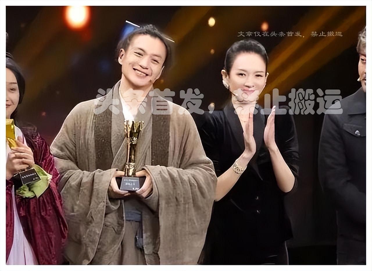 周一围还没亲,章子怡就张开嘴,伸直腿,难怪网友提醒朱丹要小心_事业