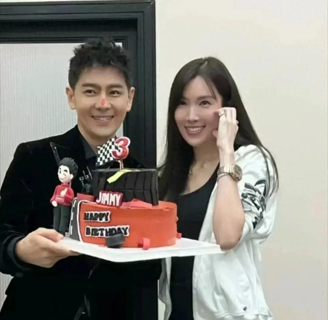 陈若仪被吐槽跟林志颖不熟,夫妻合影很生疏,丈夫在人前不顾妻子_时候