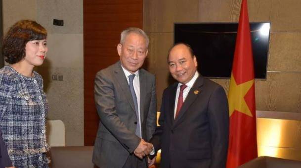 当年因生二胎,严介和丢掉了"铁饭碗",如今二胎长大后怎样了?