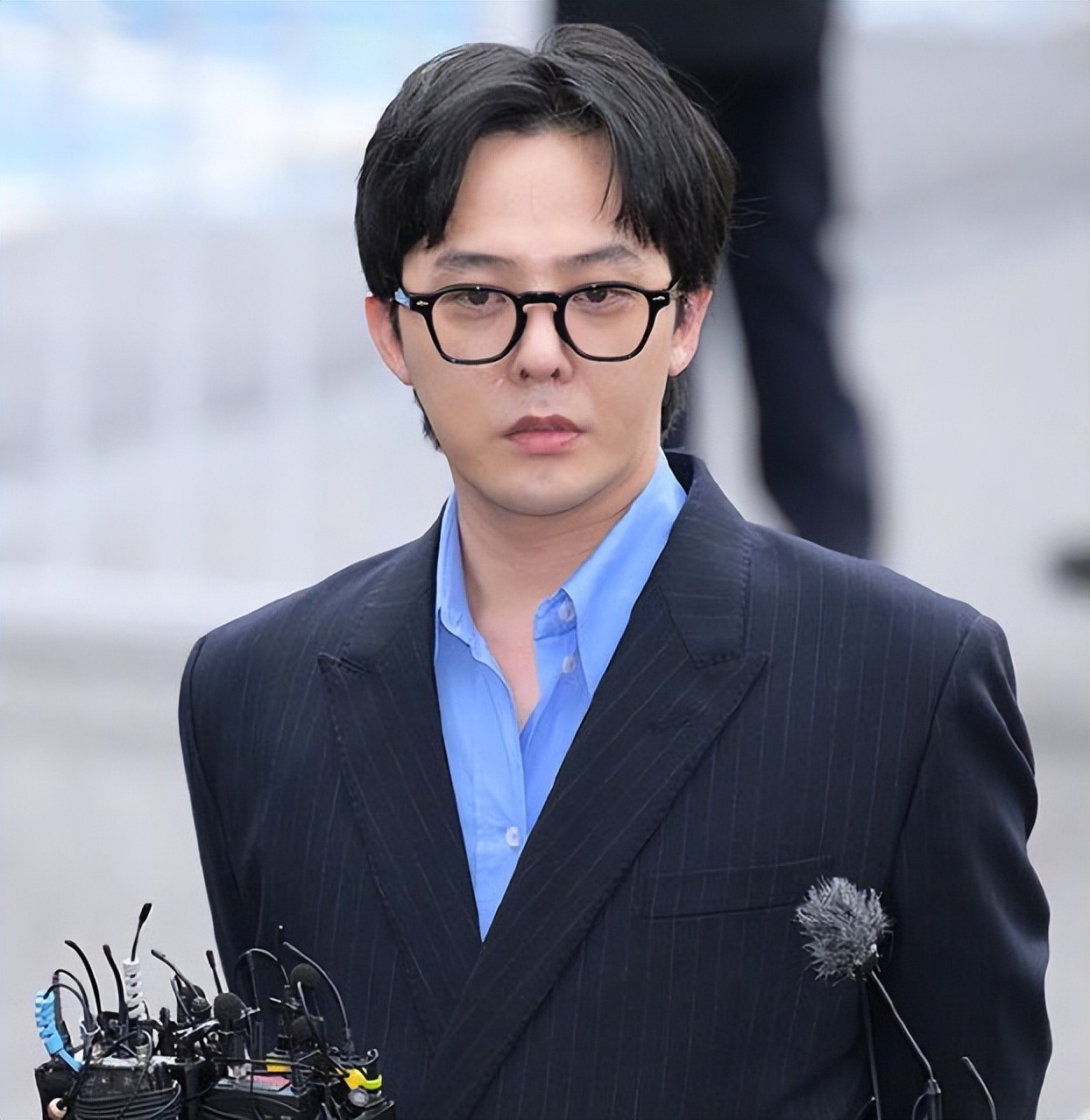 权志龙被曝吸毒后首现身,在警察厅前面带笑容,自信接受采访_g-dragon