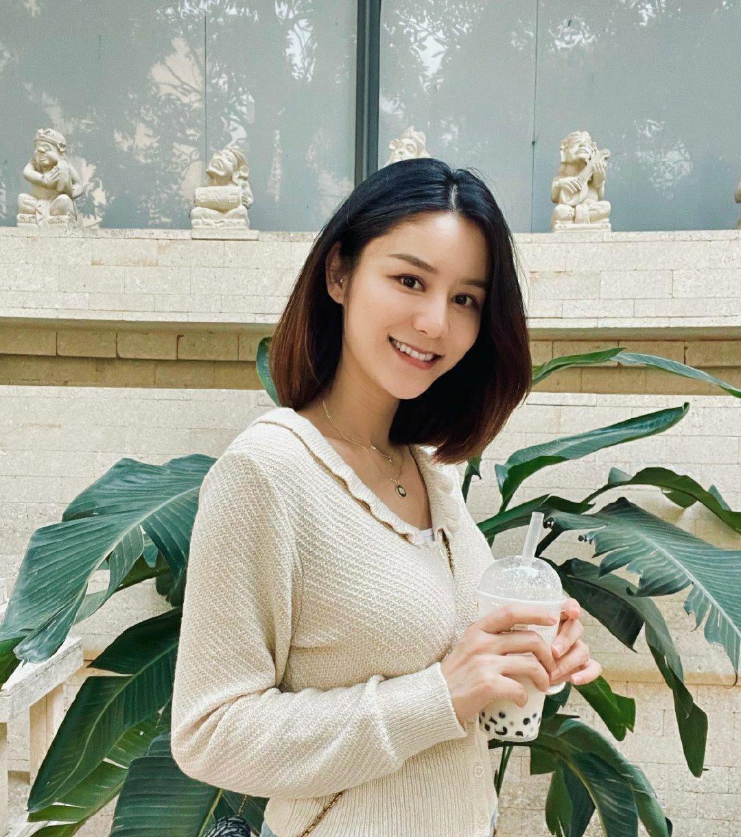 张馨月近况现身,推粉红婴儿车带小公主出门,林峯全程紧跟妻女身侧,超