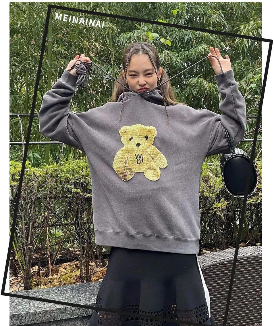 搭配卫衣上可爱的毛巾熊标志,格外吸睛!