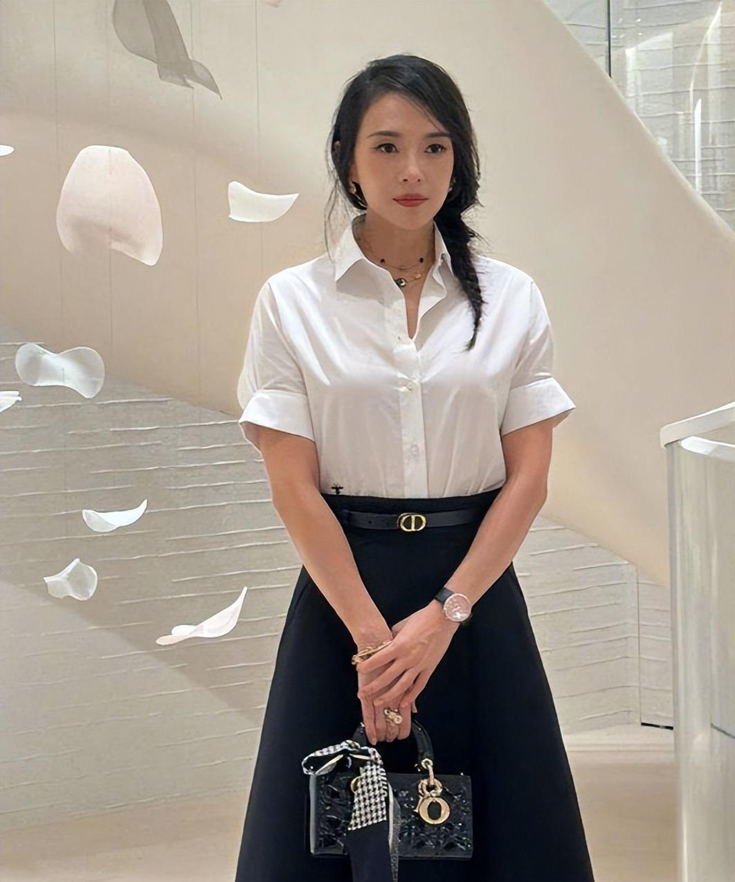 章子怡在官宣离婚后首次现身,白衬衫扎辫子的她,显得更加知性优雅又