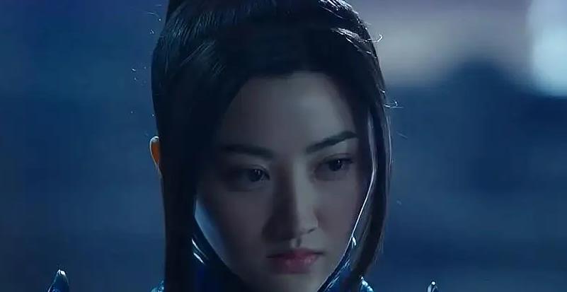 《警察故事2013》中,她一会是朋克坏女孩风格,一会又回归婉约温柔的