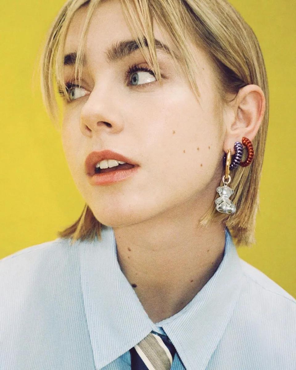 为艺术献身的00后女星-克拉拉·加勒,曾因不穿内衣观赛惹非议_电影