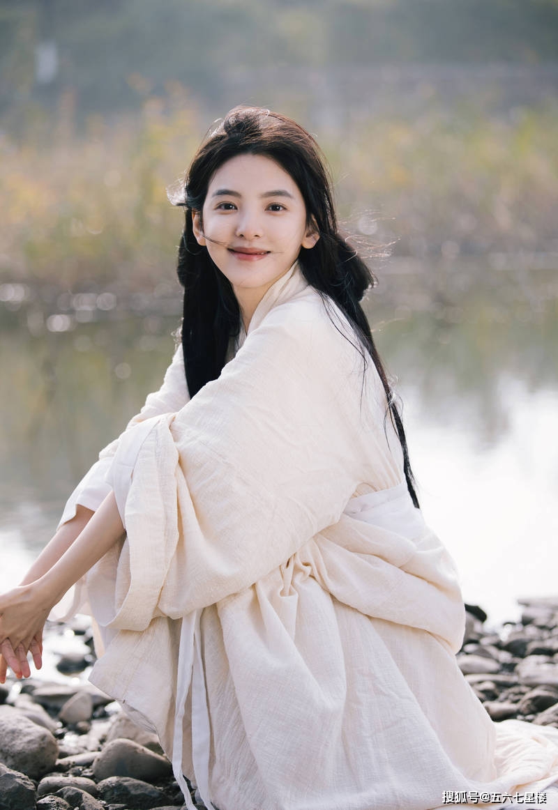 章若楠古装造型,少女感十足,白衣气质,仙气飘飘_写真_笑容_印象