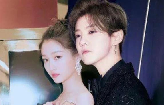 关晓彤素颜自拍与鹿晗撞脸,嘟嘴卖萌超少女,眉毛是最大亮点