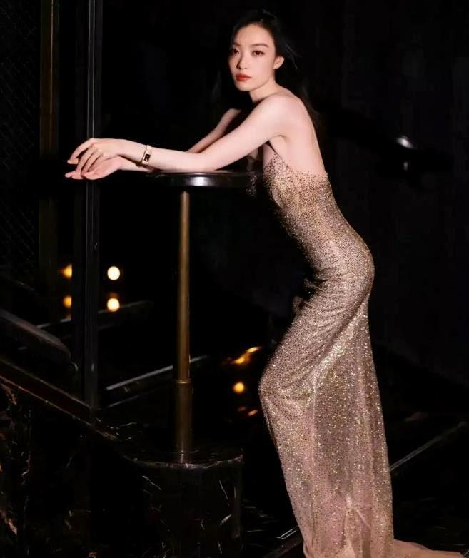 倪妮上影节红毯再封神,吊带金裙如梦似幻,极致身材是尤物,绝美_金色