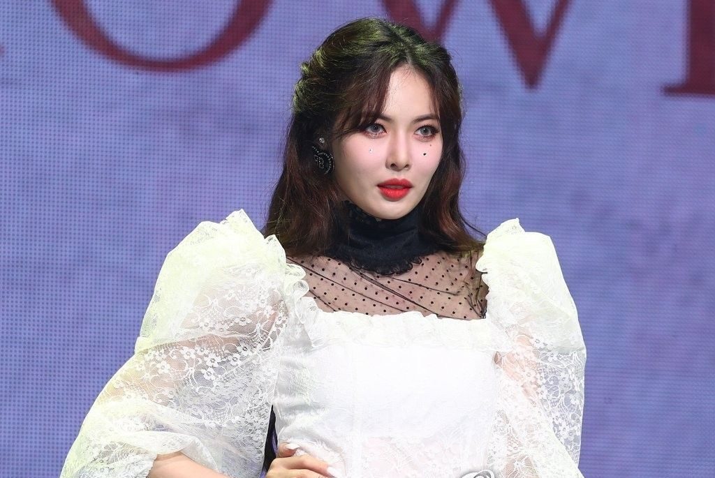 泫雅回归,最新mv颓靡大胆,扑克牌像卫生巾被质疑精神不正常!_艺术_观