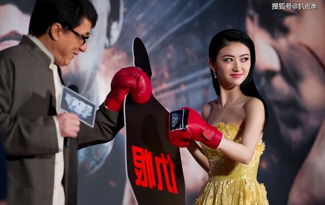 那之后,她又接连主演了《特殊身份》《警察故事2013》等大片,合作的