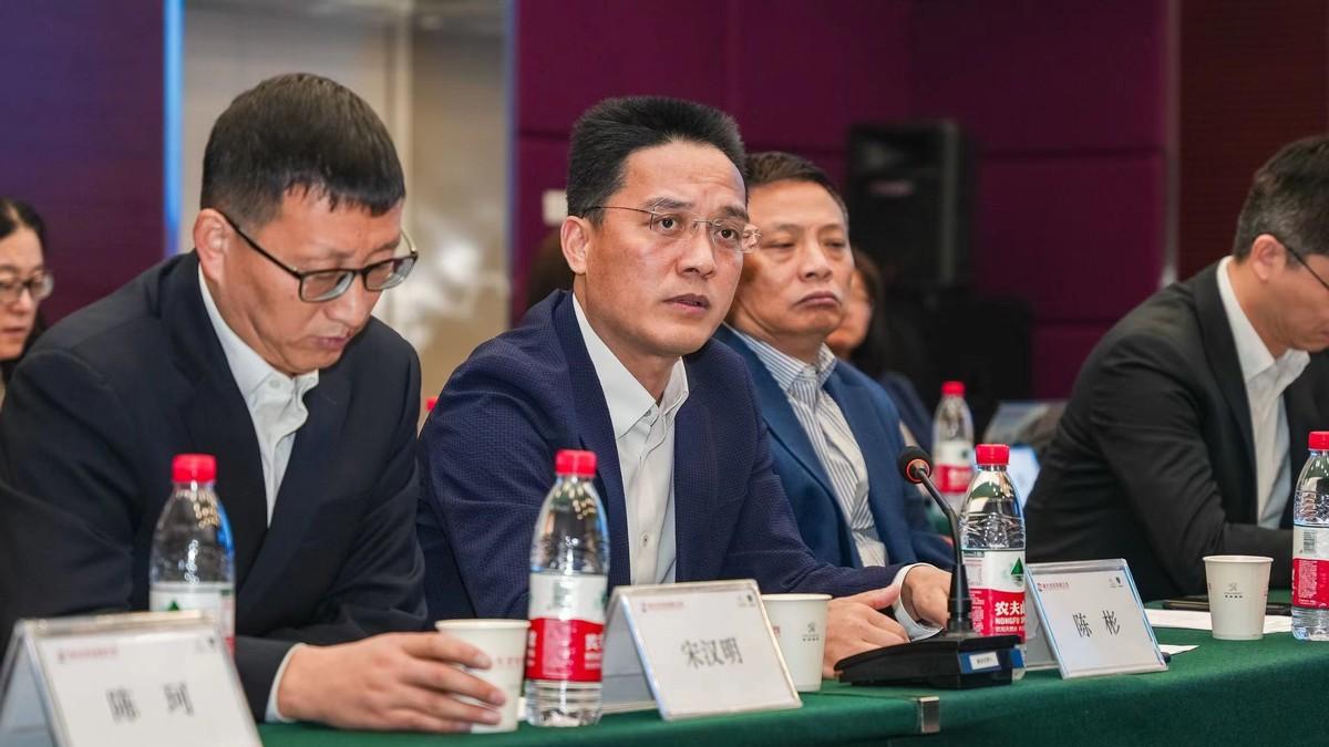 神龙汽车董事,总经理,党委书记陈彬表示,此次与东风乘用车签署首款新