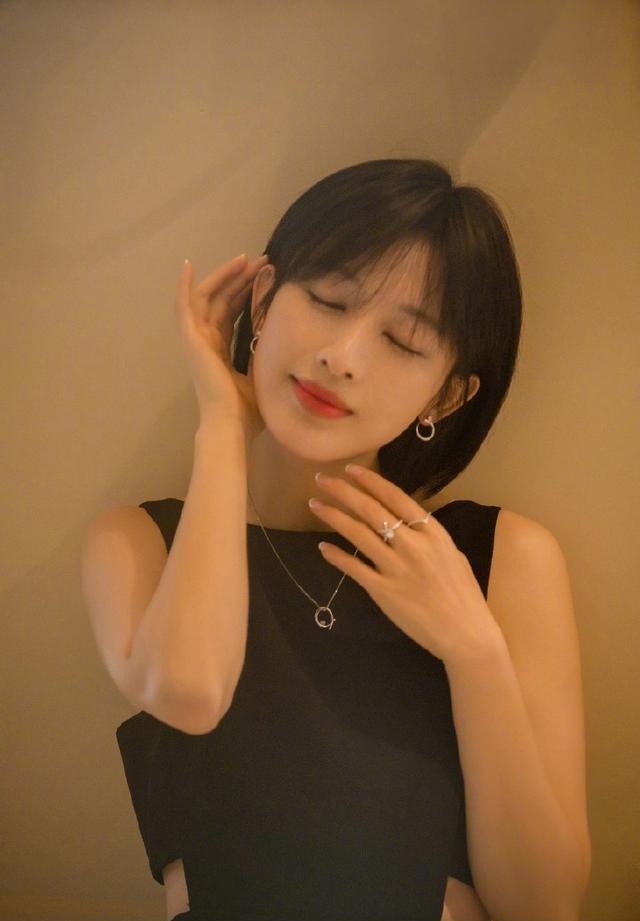 张俪摩卡波波头搭配白色连衣裙,34岁秒变成18岁少女,真的好会穿_造型