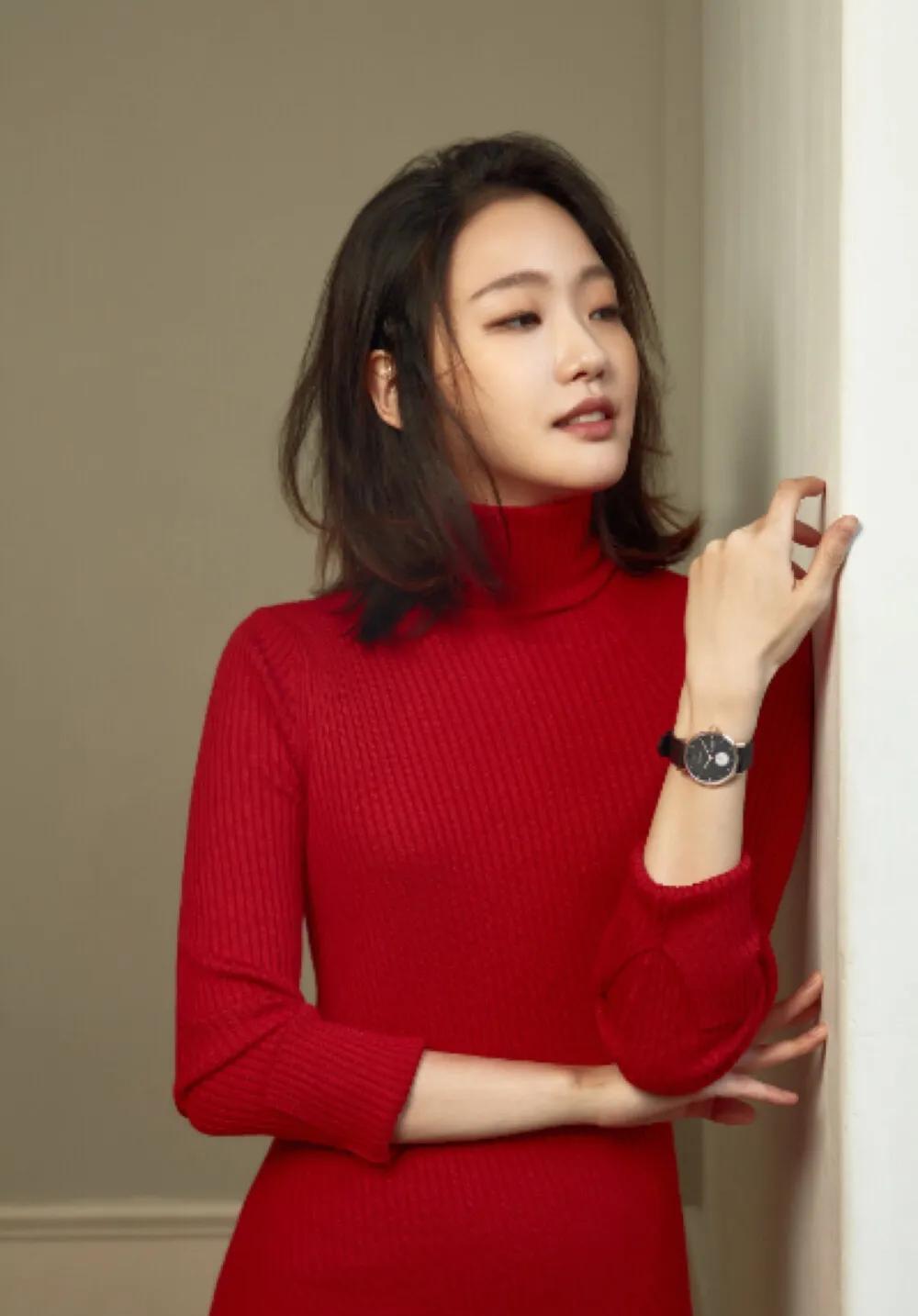 从相貌和气质来看,金高银五官清晰,眼睛明亮,鼻子挺直,嘴唇红润,脸型