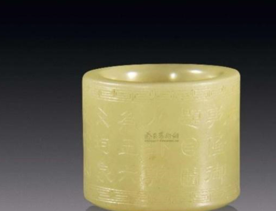 男子手戴"乾隆扳指",专家要求让其上交,他用六个字噎住对方!_恒绍_生