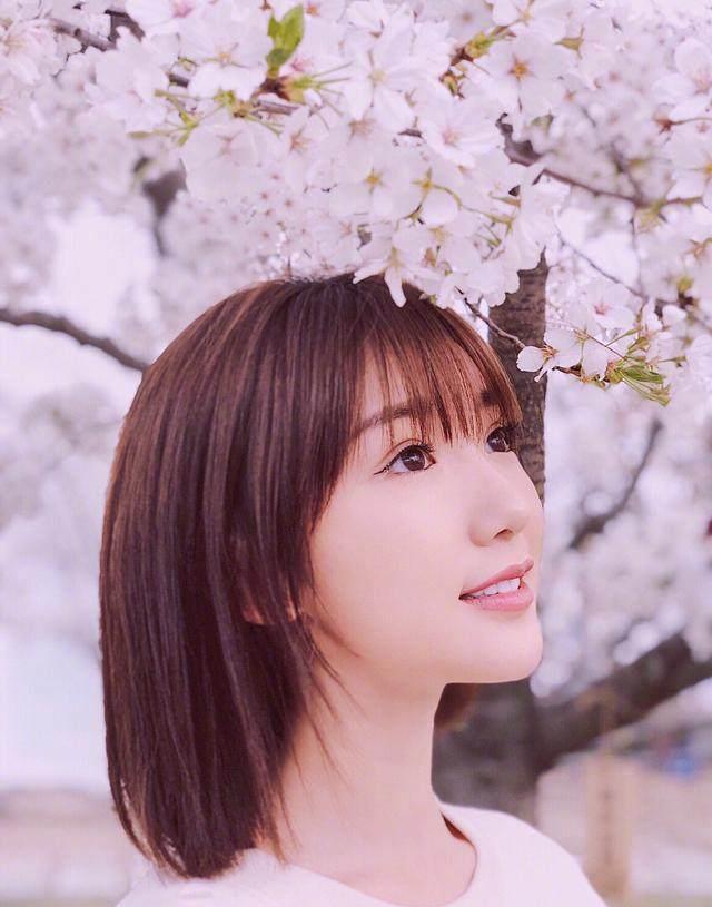 30岁毛晓彤换了一款短发,清爽迷人个性十足,网友:秒变成高校生_造型