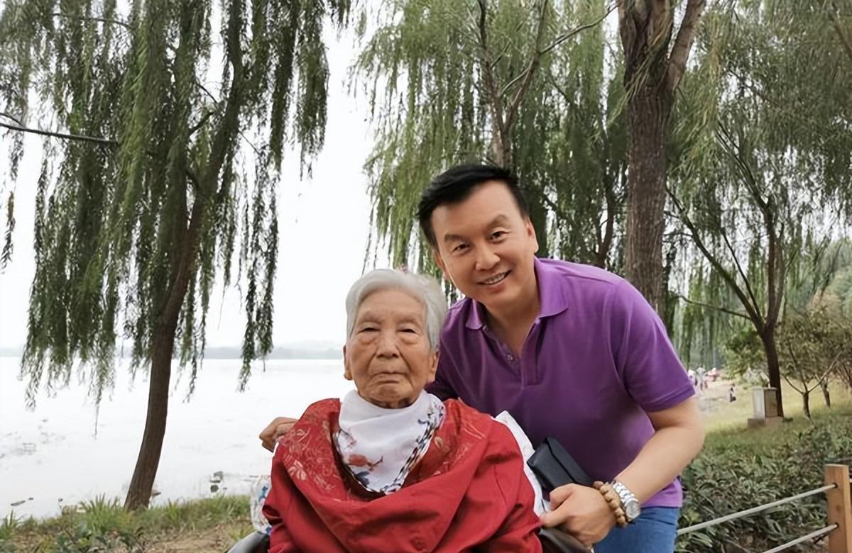 张泽群母亲去世,其回老家含泪送别身形憔悴,妻儿未现身_葬礼_孩子