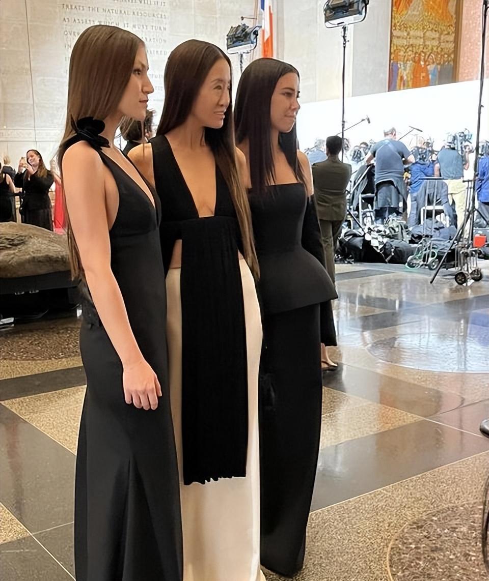 两个女儿大概对这位74岁老太太的勇敢印象深刻. vera wang 有两个