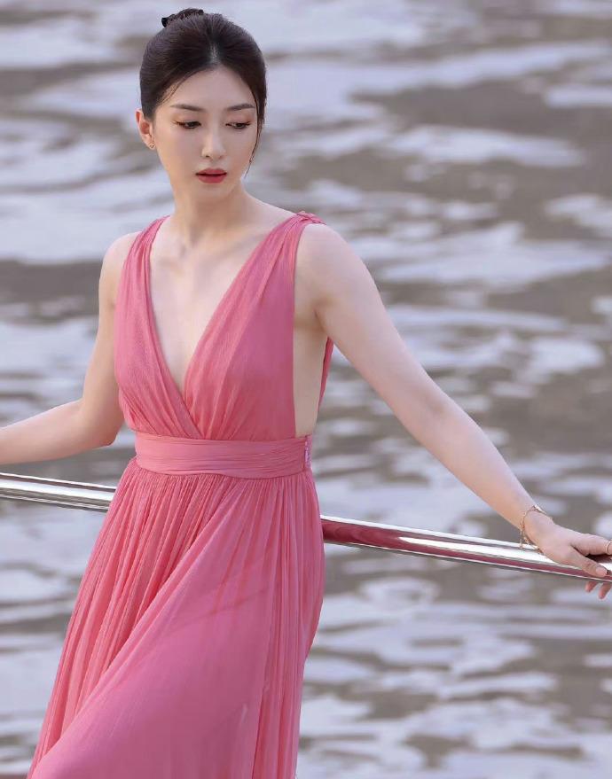 江疏影身穿粉色深v连衣裙,侧面秀出完美身材,既美丽又自信