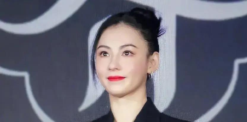 张柏芝最新直播状态曝光,面部"馒化"肿胀,网友:最终难逃医美