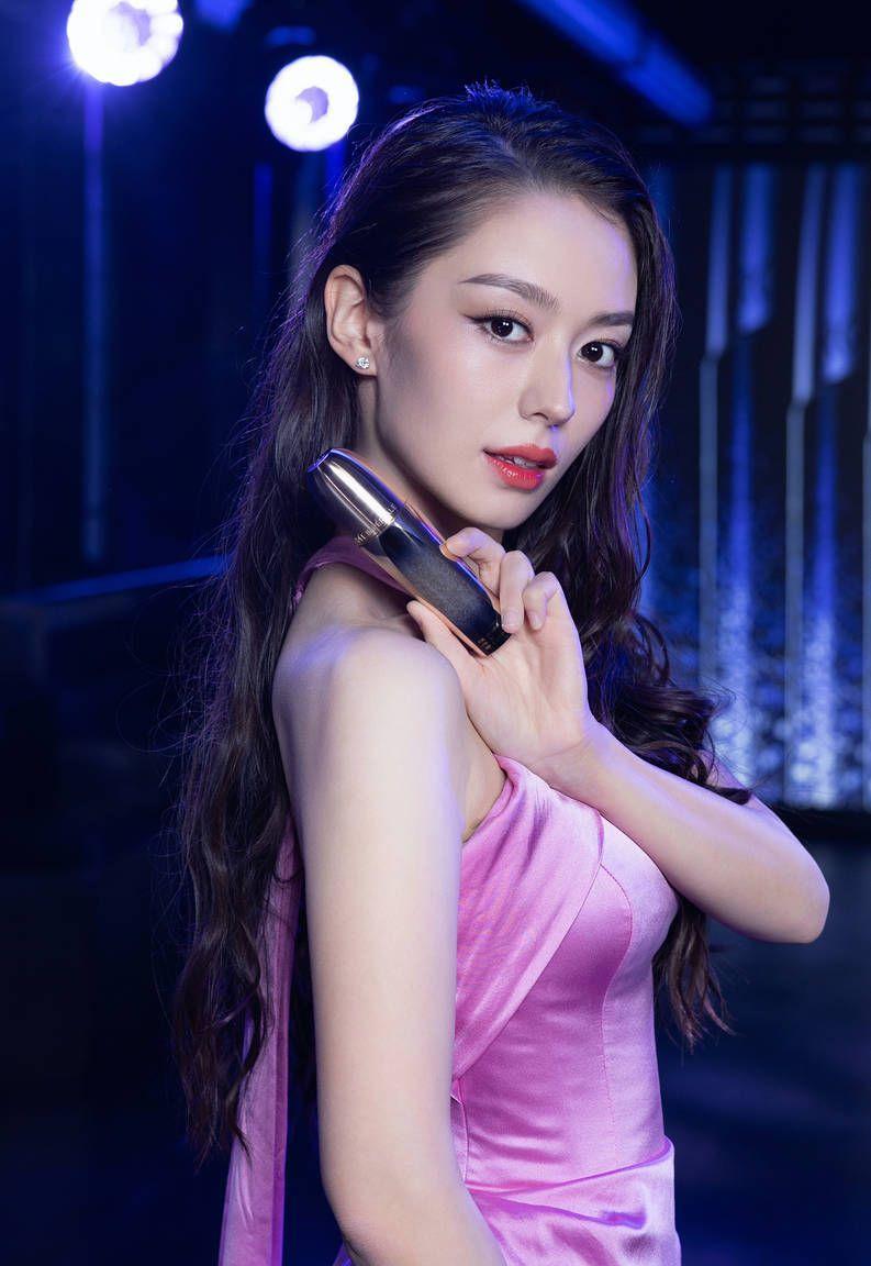 吉娜在社交媒体上惊艳亮相,粉色礼服点亮夜空!_活动_展现_细节