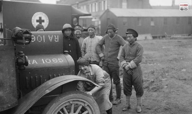 图为华工在娱乐锻炼一战爆发后,英法两国在1916年至1918年间,从中国共