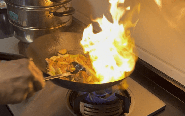 油锅起火的原因,主要有两点:翻炒不当导致明火点燃食用油,长时间加热