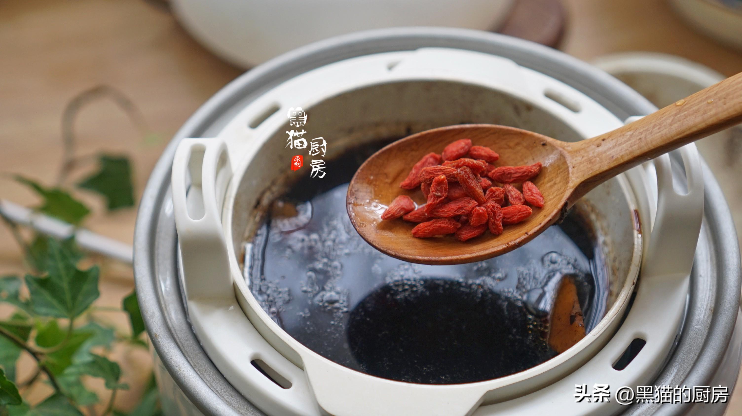 黑色,汤色油润不油腻,有淡淡的黄芪党参香气,对于上班族没时间煲汤来