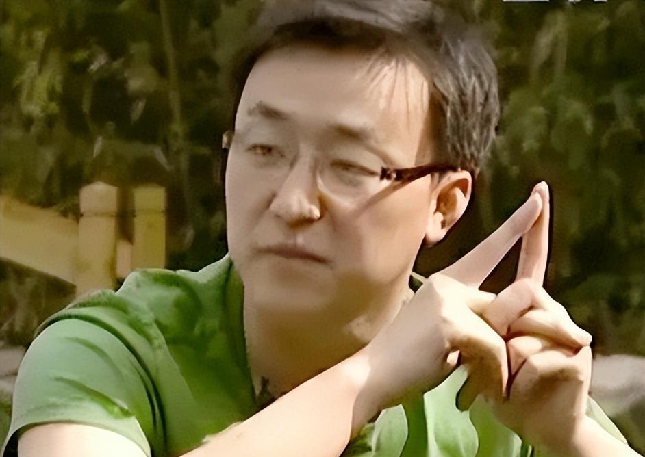 主持人苗凯:风光背后有泪水,弟弟为他辍学,女友助他走上播音路_父母