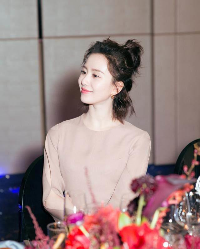 刘诗诗留一款摩卡波波头现身昆明,穿搭魅力十足,网友:真会穿_一身