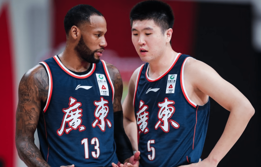 本赛季初,易建联的退役让广东队失去了一位不可替代的领袖,年轻球员们
