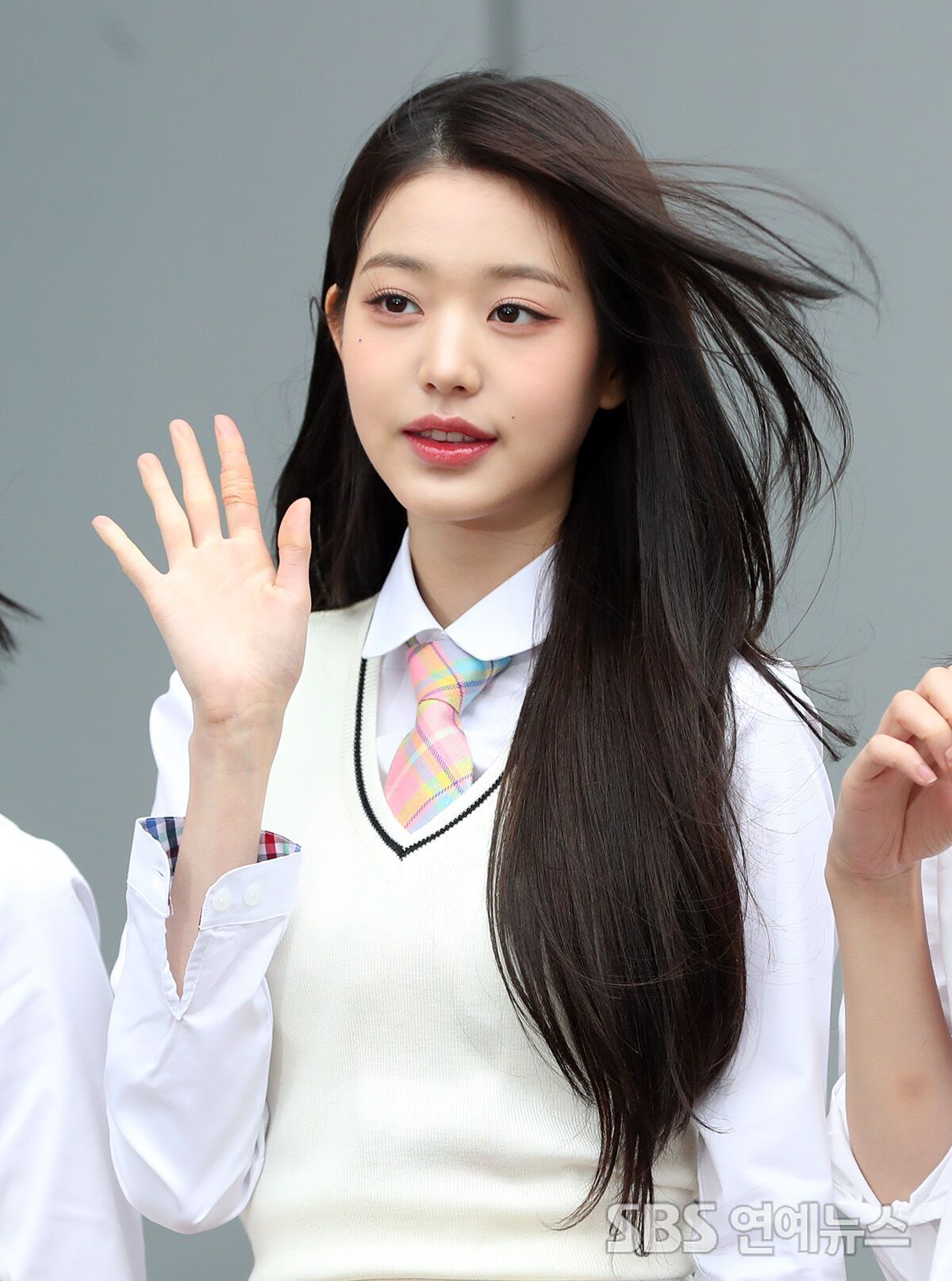 张元英生图穿羽绒服却光着腿,手指红肿,膝盖严重淤青引争议_时尚_专业