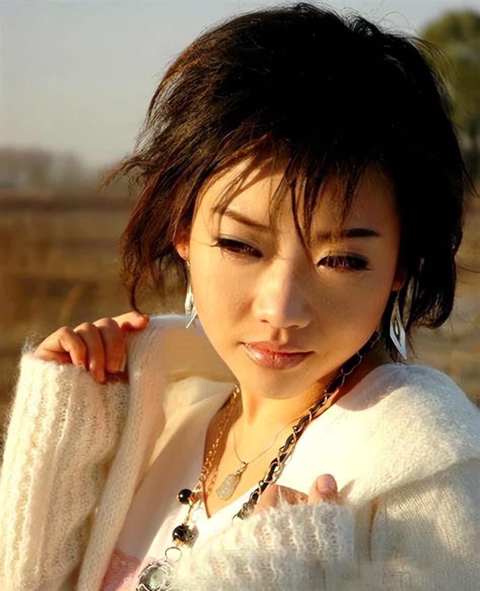 也许在陈瑞眼里大红大紫并不是她想要的她其实这些年一直都有歌曲问世