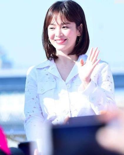 37岁宋慧乔颜值就是高,摩卡波波头搭配深v白色连衣裙,嫩回18岁_发型