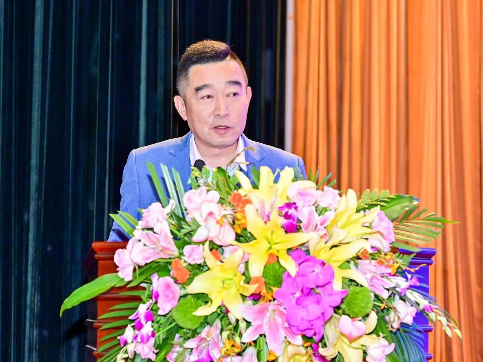 昆明市饭店行业协会第六届一次会员大会顺利召开_会长