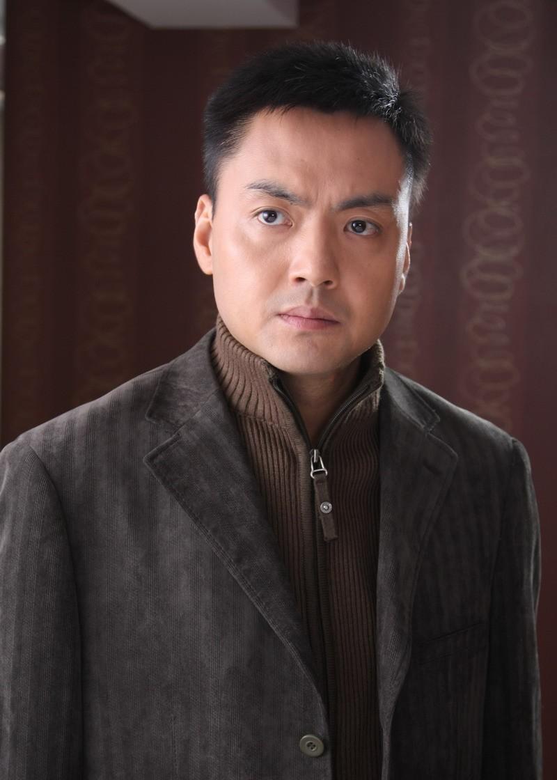 朱宏嘉,《还珠格格》中萧剑的扮演者,中年肿成发面馒头,可惜了_角色