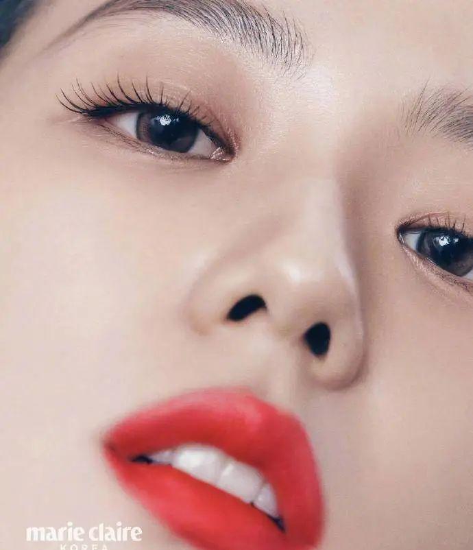 此次,jisoo金智秀登上《嘉人》九月号封面,不仅展现了他的美丽与魅力