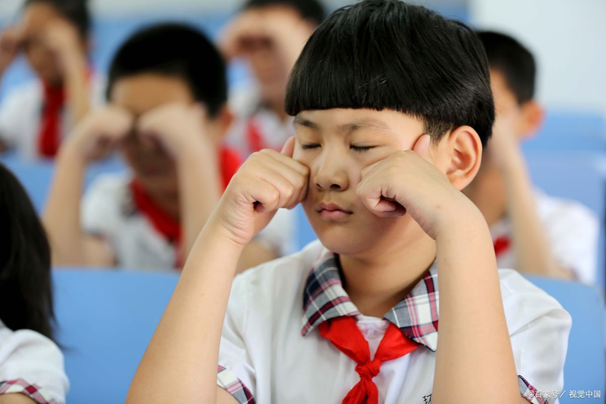 學生在教室裡長時間坐著,容易引發一些疾病,如頸椎病,近視眼等.