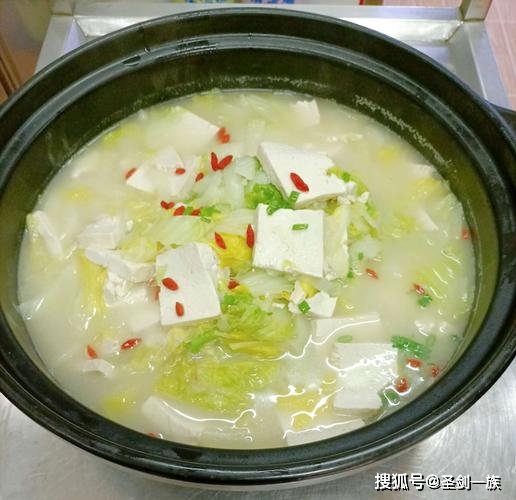 【材料】:豆腐 2块,白菜 1个,虾米(海米)1把,姜葱 适量,酱油 1大勺,盐