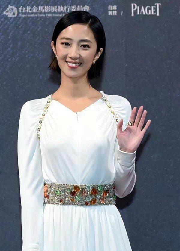 29岁的景甜和30岁赵丽颖,留同款发型,网友:一个可爱一个有个性_短发