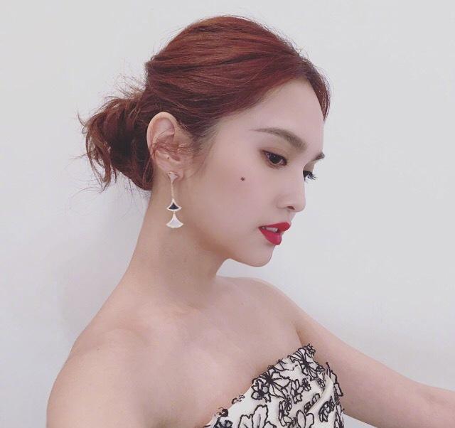 杨丞琳在我们印象中一直都是很爽朗的,美人痣更是让她整个人美美哒!
