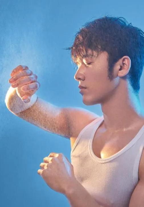 曝陈牧驰当着助理面,脱掉上衣秀腹肌,陈冰来摸了一下拍了几下.