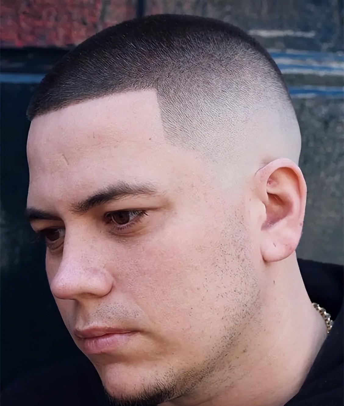 飞扬圆润有雕塑感的发型最让女生的眼睛最具吸引力