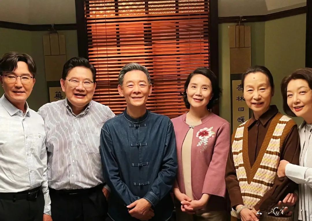 严晓频跟好友合影,没整容没扮嫩,穿花穿素都有气质,像城市里的优雅